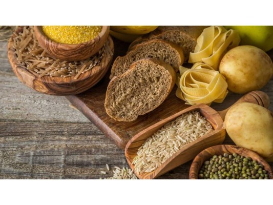 Carbohidratos<br/>Cenar alimentos como el pan blanco y la pasta inflama la piel, además rompen el colágeno encargado de mantener la piel fuerte y la elastina que hace que tu piel sea más flexible.<br/>