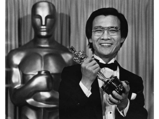 Haing S. Ngor. El camboyano ganó su primer premio como mejor actor de reparto por el largometraje Los Gritos del Silencio.
