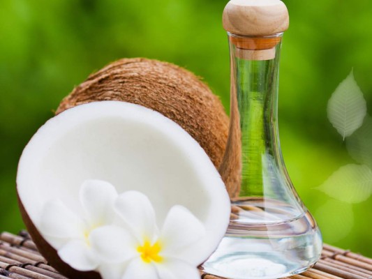 #2 Utilizarlo a modo de mascarilla capilar mientras duermes. Es uno de los trucos infalibles de la modelo Pooja Mor, que confiesa que en la India, su país de origen, es muy normal ponerlo en el cabello. “Lo hago los fines de semana. Me envuelvo el cabello en una toalla y duermo con el aceite puesto. Después lavo el cabello con champú y acondicionador de Moroccanoil”, confesó.