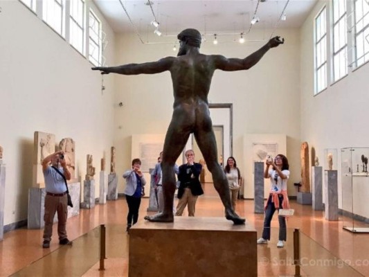 Museo Archeologico , Atenas<br/><br/>El museo arqueológico más grande de Grecia, uno de los más importantes del mundo en su temática, la Antigua Grecia. Además acoge la mayor parte de los tesoros arqueológicos procedentes de Grecia y una rica colección de arte de Egipto. ¿Por qué no echarle un vistazo a sus colecciones a través de su sitio web?<br/><br/>https://www.namuseum.gr/en/collections/