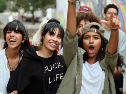 Casablanca Beats: Marruecos. Unas jóvenes encuentran cómo escapar de la realidad utilizando el lenguaje universal: la música.
