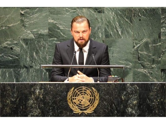 Leonardo DiCaprio: El actor es uno de las celebridades más comprometidas con el cuidado del medio ambiente y en la lucha contra el calentamiento global. En 1998, Leo creó la Fundación Leonardo DiCaprio, la cual colabora con el Fondo Mundial para la Naturaleza y tiene por objetivos proteger a los tigres en peligro de extinción, salvar el bloque más grande de selva en Sumatra, donde viven tigres salvajes, orangutanes, elefantes y dos tribus indígenas, proteger nuestros océanos a través de la detención de la sobrepesca y el establecimiento de reservas marinas, salvar los tiburones por medio de la ejecución de las restricciones internacionales, proteger a la Antártida a través de una subvención, entre otras acciones.