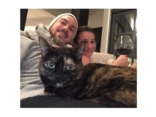 Lea Michele compartió esta adorable fotografía junto a su novio Mathew Paetz y su gato. 'Creo que esta claro quien es la verdadera estrella de la familia... Muy agradecida por mis amores...'