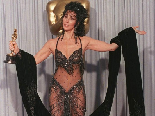 1988<br/>Cher con otro diseño de Bob Mackie. Se llevó el Óscar por su interpretación de Loretta Castorini en la película Moonstruck.<br/>