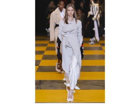 Off – White, Prêt-à-Porter otoño/invierno 2019. ¡Como si fuera un tablero de ajedrez! La presentación de esta increíble colección es una de las más icónicas de Abloh.
