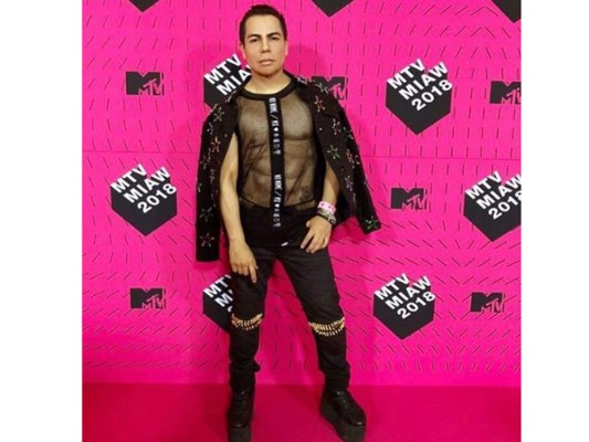 El doctor Javier Ruiz fue sumamente criticado por lo que uso en los Miaw, porque según sus seguidores no andaba acorde a su edad.