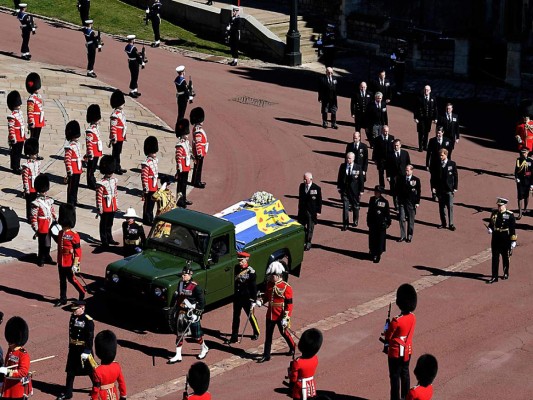 Mientras bandas militares tocaban I vow to thee, my country, un himno habitual en ceremonias de la realeza británica, el féretro del duque Felipe era trasladado a la capilla en un Land Rover Defender TD5 modificado, que el príncipe ayudó a diseñar durante más de 16 años, y que fue equipado con una sección trasera abierta para transportar el ataúd. (Photo by JUSTIN TALLIS / AFP)