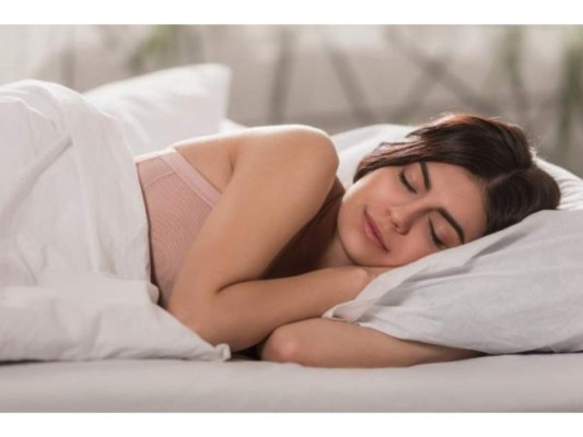 Promueve la recuperación del sueño<br/>La miel estimula la relajación nocturna y el sueño, ya que el azúcar natural que contiene produce una ligera secreción de insulina, lo que permite al triptófano entrar en el cerebro con más facilidad. Esto permite la secreción de melatonina, la hormona vital para la regulación diaria del sueño.<br/>