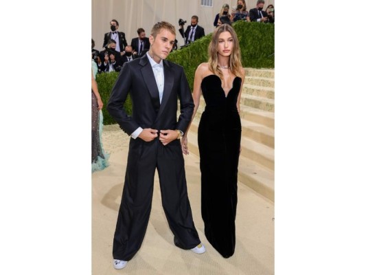 Justin Bieber en Drew House y Hailey Bieber en Yves Saint Laurent <br/>