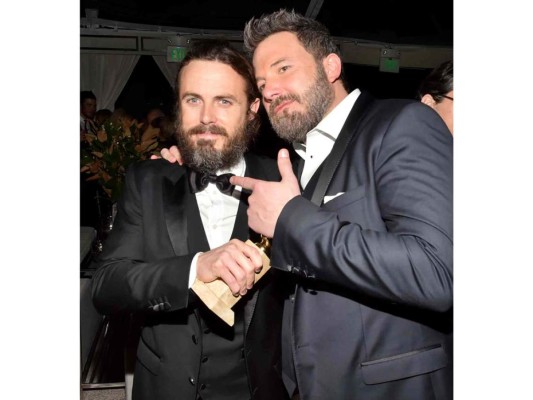 El ganador del Golden Globe, Casey Affleck con su hermano, Ben Affleck en la fiesta de Amazon Studios