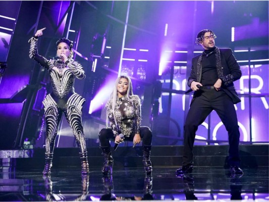 ¡Se presenta Bad Bunny! El puertorriqueño cantó 'Yo Perreo Sola' junto a Ivy Queen y Nesi.