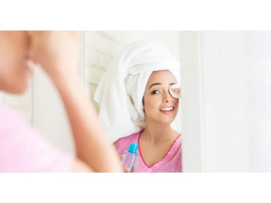 Consejos: Para el caso de tu frente, nariz y mentón debes utilizar agua micelar o un tónico, mientras que en el resto de la cara deberás aplicar productos de limpieza muy suaves y que logren humectarte. En caso de que desees exfoliar este tipo de piel entonces deberás usar mascarillas de arcilla aplicadas con movimientos suaves para evitar irritaciones.