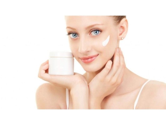 Consejos: Cada vez que te vayas a lavar el rostro siempre utiliza agua tibia y procura limpiarte con jabones que puedan mantener en equilibrio tu pH. Finalmente, hidrata tu piel con productos que contengan beneficios naturales como el coco y el aguacate.