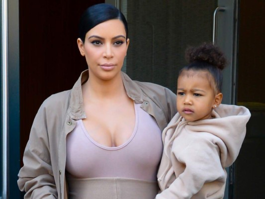 Kim Kardashian acusada de ser una mala madre