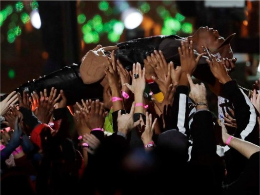 El rapero Travis Scott se incorporó al espectáculo con Adam Levine en una entrada muy particular pero su salida logró superar todas lass expectativas dejando el escenario sobre las manos de la avalancha de personas que se encontraban espectando el show.