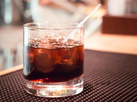 El Black Russian es un trago majestuoso, su preparación consta de llenar un vaso con hielo, luego agregarle 3/4 de vodka y la misma cantidad de licor de café y si quieres decora con una cereza.