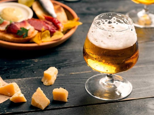 Beer, not wine: 5 razones por las que la cerveza es la mejor combinación para la comida