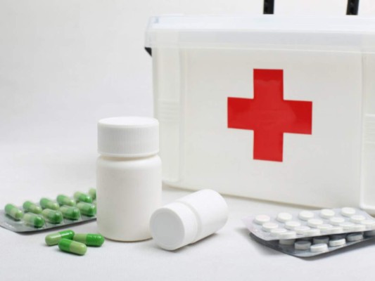 Medicamentos: analgésicos y calmantes; Antipiréticos (bajan la fiebre): Se usan para aliviar el dolor causado por traumatismos y para evitar entrar en estado de shock. Antihistamínicos: Están indicados para personas que presentan reacción alérgica grave.