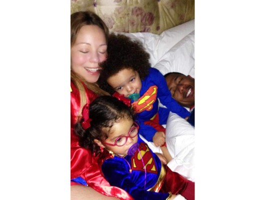 Moroccan y Monroe Cannon, los gemelos de Mariah Carey y Nick Cannon se ven adorables en sus trajes de Superman.