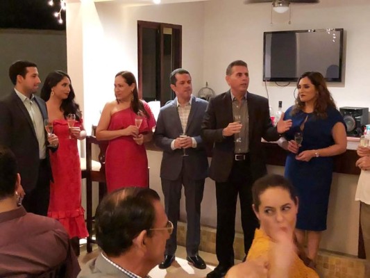 Héctor Bustillo y Sara Bogran se comprometen en matrimonio  