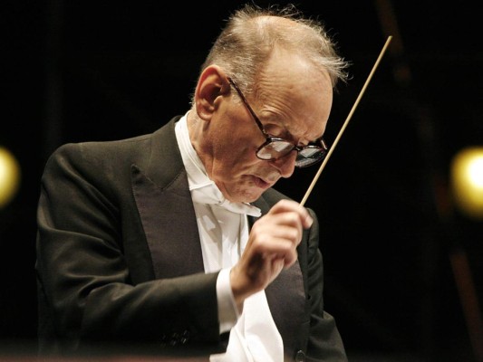 1. El compositor de bandas sonoras, Ennio Morricone, falleció en Roma a los 91 años de edad, permaneció internado después de una caída en la cual se fracturó el fémur y tras varias intervenciones el italiano pedio la vida.