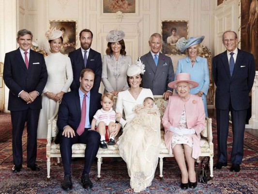 Sentados de izquierda a derecha: el duque de Cambridge, el príncipe George, la duquesa de Cambridge, la princesa Charlotte, la reina. De pie: Michael Middleton, Pippa Middleton, James Middleton, Carole Middleton, el príncipe de Gales, la duquesa de Cornwall, el duque de Edingburgo