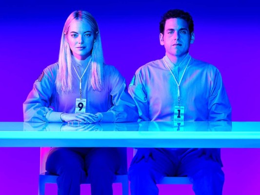 Maniac<br/>Una producción dirigida por Kary Fukunaga y protagonizada por Emma Stone y Jonah Hill. Esta serie cuenta la historia de dos seres desconocidos que coinciden en una terapia farmacéutica, cada uno por sus propios motivos. Anne (Stone) vive traumatizada por la relación con su madre y su hermano, Owen (Jonah) lleva cinco años luchando contra un diagnóstico de esquizofrenia.<br/>