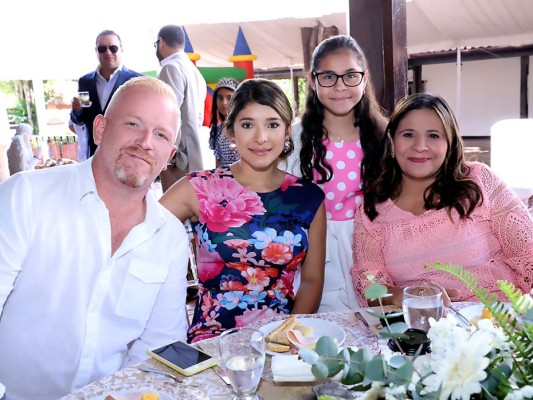 Vladimir y Claudia Betancourt-Ramos celebran el bautizo de su hija Emilia