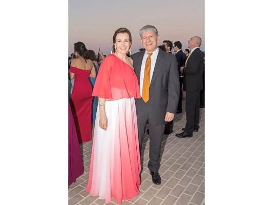 Eduardo Interiano y Lucía Chicas celebran boda a la orilla del mar   