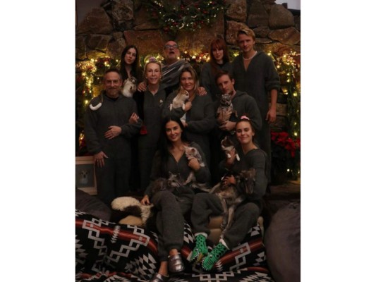 Los pijamas para Navidad están de moda, la familia Moore Willis se ven realmente espectaculares.