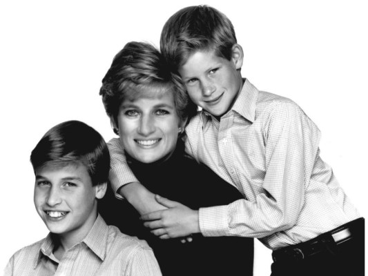 La relación entre Diana y sus dos hijos fue de amor incondicional y ciertas libertades para que ellos conocieran la vida real detras de las paredes del palacio