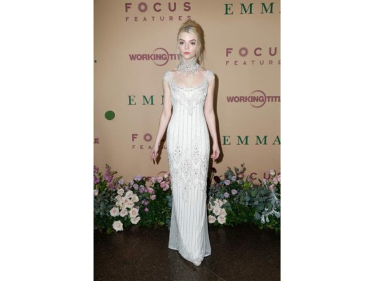 En el estreno de Emma lució un vestido estilo vintage con un bellísimo collar.