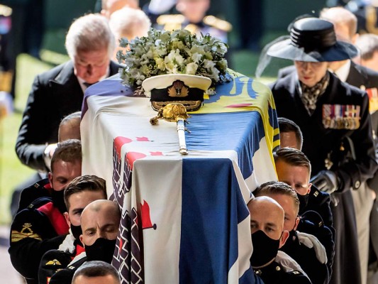 El momento en que el féretro es ingresado a la capilla, seguido por miembros de la familia real. Luego, en el interior de la capilla retumbó el disparo de la Tropa del Rey con el que se anunciaba el inicio del Minuto de Silencio Nacional. (Photo by Danny Lawson / POOL / AFP)