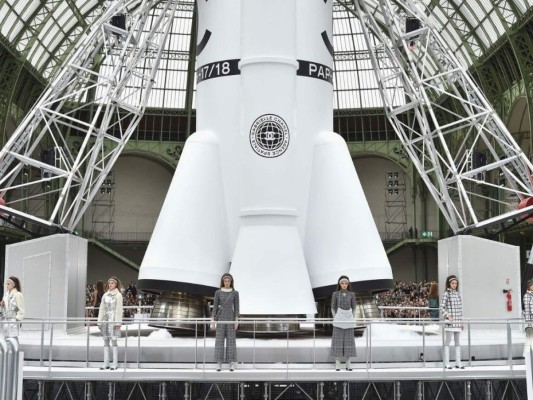 Karl Lagerfeld<br/>¡Fuera de este mundo! Es como podemos describir la pasarela otoño invierno 2017/2018 de Chanel, en la que lanzaron un cohete espacial mientras sonaba Rocket Man de Elton John.