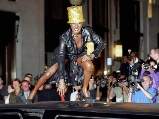 Grace Jones<br/>La Bond Girl apareció encima de su auto con un sombrero de brillantina dorada en el Philip Treacy show del año 2000.