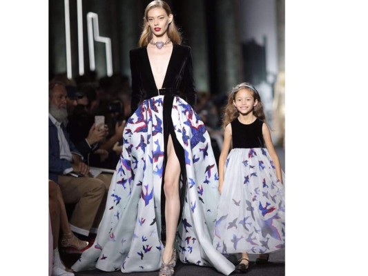 El diseñador libánes Elie Saab propone alta costura para madres e hijas