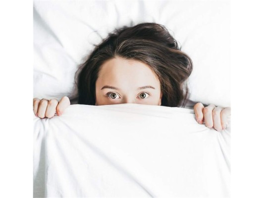 Despeja la cabeza: Pensar mucho durante la noche puede hacer que nunca logres dormir. Lo mejor en estos casos es tomar un tiempo lejos de la cama para poder reflexionar sobre lo que te ocurre.