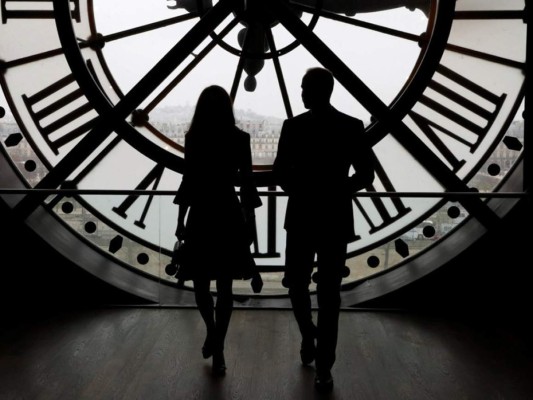 Los Duques de Cambridge durante su recorrido oficial por París posan junto al reloj del Musee d’Orsay