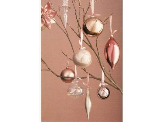#3 Rosé <br/>Esta gama no tradicional es una gran tendencia, solo piensa en rosa viejo, rose-gold, blush o champagne combina perfecto con colores metálicos.