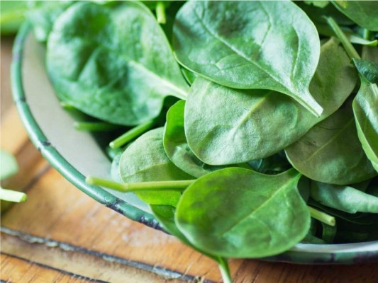 Espinacas. Aunque tiene vitamina C, no es su principal propiedad. Se recomienda especialmente por sus antioxidantes y beta carotenos, que incrementan la capacidad del sistema inmune para combatir infecciones.