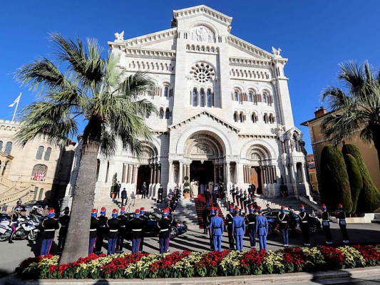 Charlene y Alberto II de Monaco asistiero a una misa general para celebrar el Día Nacional de Mónaco en la Cathédrale de Notre-Dame Immaculée (Photo by Valery HACHE / AFP)