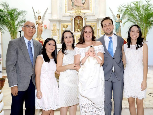 Ana Cristina y Alberto José Scott celebran el bautizo de su hija Mia