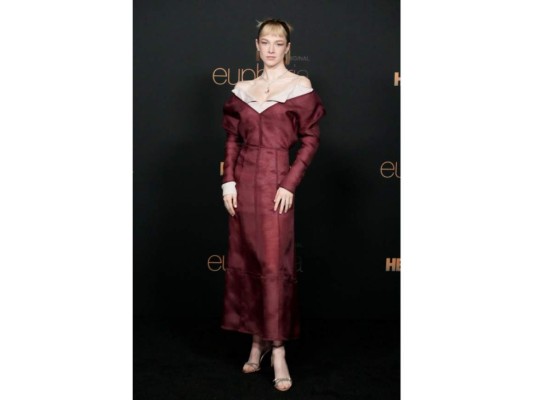 Hunter Schafer<br/>La actriz y activista asistió al estreno en un vestido personalizado color burdeos junto con un mini vestido color crema y tacones color nude de Prada. Un conjunto que solo se podría describir con la palabra: Elegante.<br/>