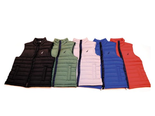 Un puffer vest en múltiples estilos es un must con su cubierta de nailon acolchada y a la vez ligera, estarás listo para cualquier tipo de clima