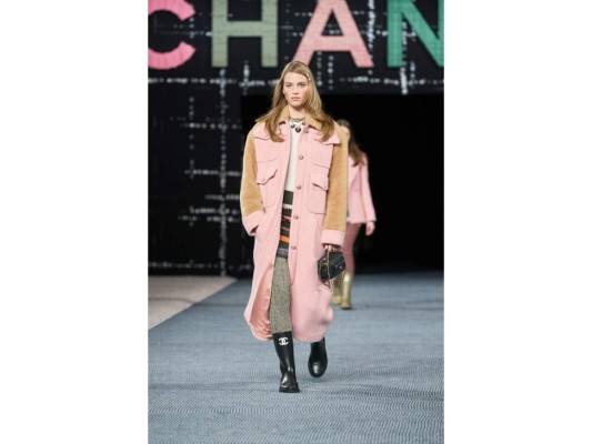 Confirmada la temporada del tweed en la pasarela de Chanel Otoño/invierno 2022