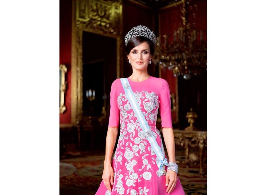 Las fotos fueron tomadas en 2019 cuando Felipe y Letizia asistieron a la entronización del emperador Naruhito. La reina luce un vestido rosa bordado de Carolina Herrera con algunas de las piezas emblemáticas de la familia: la tiara de Flor de Lis con pendientes y pulseras gemelas de diamantes de Cartier