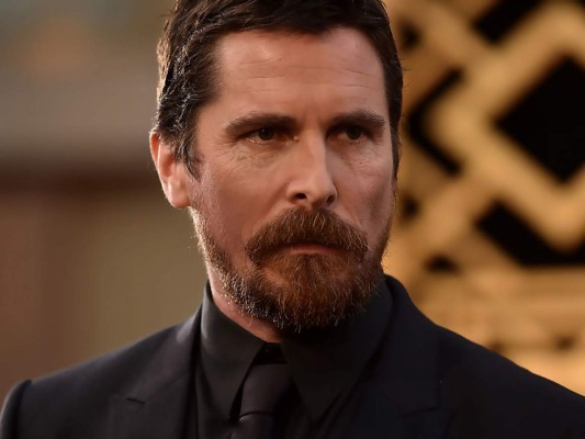 Christian Bale<br/>Sus compañeros le golpeaban debido a su temprana dedicación al cine, confirma que esto le hizo madurar y comprender mas al mundo.
