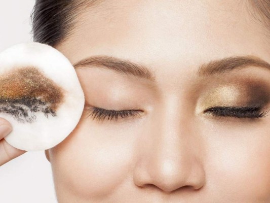 Desmaquilla y limpia tus pestañas antes de irte a dormir: Es muy importante que tus pestañas descansen durante la noche, especialmente de todos aquellos productos químicos del maquillaje.
