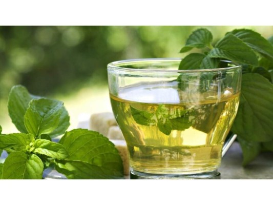 Té verde: Luego de preparar el té, moja un algodón con la infusión y aplícalo sobre tus párpados y pestañas, esto te ayudará a que crezcan fuertes. ¡Cierra bien los ojos!