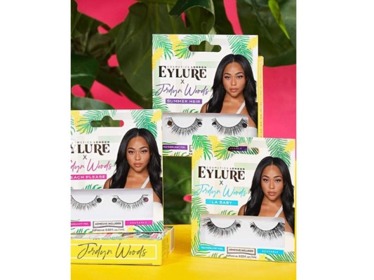 Antes del escándalo y su ruptura con las Kardashian, Jordyn estaba trabajando en su propia línea de pestañas, #EylurexJordynWoods para la línea de cosméticos inglesa Eylureofficial y que ya está disponible para sus seguidores